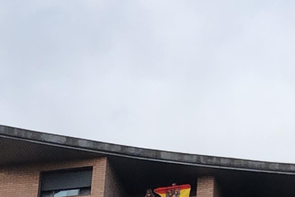 Imagen del momento en el cual unos vecinos han sacado al balcón una bandera preconstitucional.