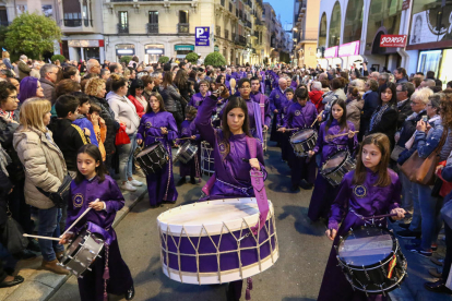 Los tamborileros de Calanda tienen ya un lugar en la Semana Santa reusense y con su percusión llenan de solemnidad la procesión.
