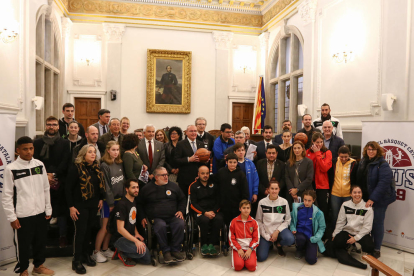 Foto de família de l'acte inaugural Reus Ciutat Bàsquet Català 2019.