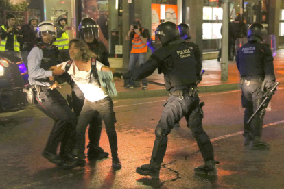 Imatge d'arxiu d'una detenció realitzada pels Mossos d'Esquadra la setmana passada a Tarragona durant aldarulls a la nit.