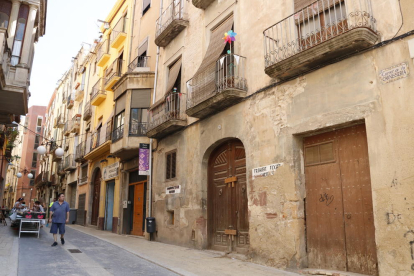 Pla general d'un vell immoble del centre històric de Valls, al carrer de la Carnisseria, que formarà part d'una promoció d'habitatges socials de la cooperativa batejada com La Titaranya.