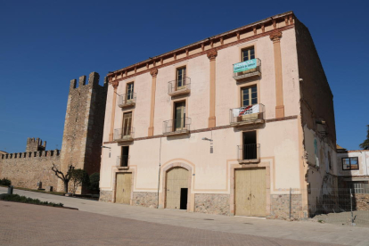 L'edifici conegut com cal Contijoch a Montblanc, que l'Ajuntament ha descatalogat i enderrocarà per alliberar un tram de la muralla de Sant Francesc.