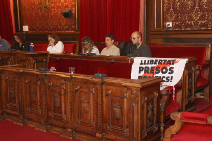 Pla general de la bancada on s'asseuen els consellers de la CUP i Junts per Tarragona, un cop les conselleres de les dues formacions han abandonat el ple. Foto del 21 d'octubre del 2019 (Horitzontal).
