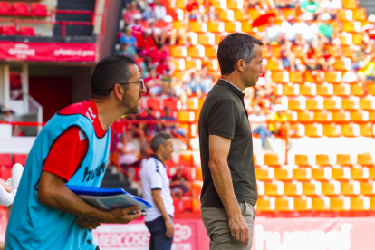A la izquierda de la imagen, Manolo Oliva, durante el Nàstic-La Nucía, acompañado del entrenador grana, Xavi Bartolo.