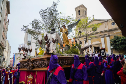 Centenars de persones es van congregar als carrers del centre de Tarragona per veure els cinc misteris i els confrares que van participar en la Processó del Dolor ahir a la tarda.