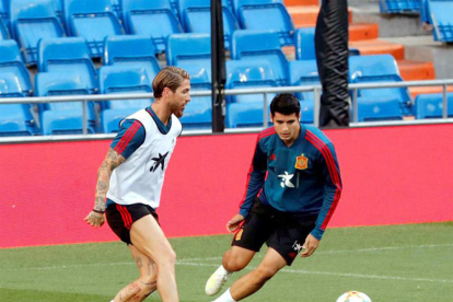 Morata, a la derecha, ha sido|estado 'lo ultima víctima de los ladres, mientras jugaba con España.
