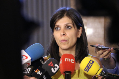 La portavoz de ERC, Marta Vilalta, atiende la prensa en los pasillos del Parlament.