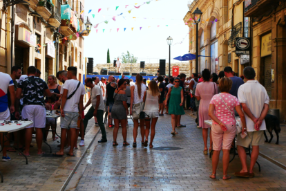 Imagen de la calle Cós del Bou donde se ha organizado un vermú popular.