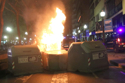 Pla general de contenidors cremant a la Rambla durant la quarta nit d'aldarulls a Tarragona. Imatge del 18 d'octubre del 2019 (Horitzontal).