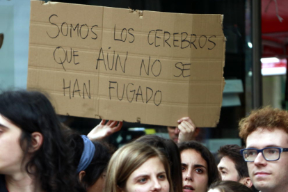 Imatge d'arxiu d'un cartell amb el missatge 'Som els cervells que encara no s'han fugat', a la manifestació de doctorands.