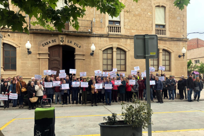Pla general dels veïns concentrats a la plaça de l'Ajuntament de Riba-roja d'Ebre en defensa del projecte de dipòsit de residus que s'ha començat a construir. Imatge del 18 d'abril del 2019 (horitzontal)