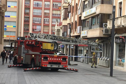 Els bombers revisant una façana a la plaça Corsini.