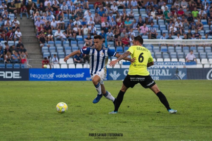 Gerard Verge, durante una jugada con su nuevo equipo, el Recreativo de Huelva.