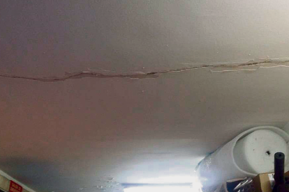 Algunos de los problemas más visibles son grietas en paredes y techos, baldosas agujereadas y el rastro de humedad a causa de las goteras.