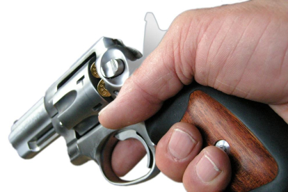 LEs licencias de pistola o revólver se otorgan a personas con tareas de riesgo.