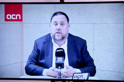 El candidato de ERC el 28-A, Oriol Junqueras, durante la rueda de prensa al ACN por videoconferencia desde la prisión de Soto del Real.