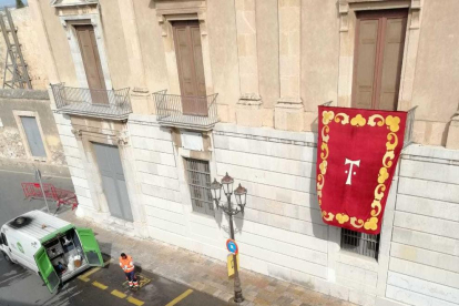 Pintada independentista davant el Palau Aqrquebisbal.