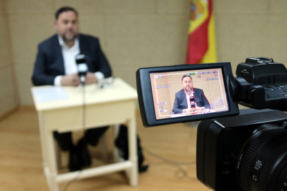 Recurso del visor de la cámara de vídeo durante la rueda de prensa que Oriol Junqueras ha ofrecido para el ACN desde Soto del Real este 19 de abril de 2019.
