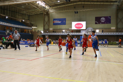 Uno de los partidos de baloncesto que se disputaron el domingo en una de las pistas del Pavelló Olímpic reusense.