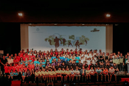 Fotografia de grup dels prop de 200 esportistes de Vandellòs i l'Hospitalet de l'Infant que han estat distingits pels seus èxits durant la temporada 2018-2019.
