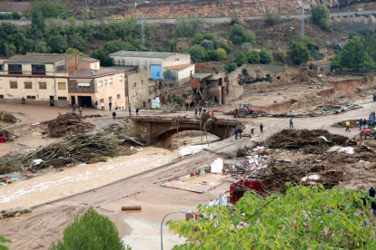 Pla general de la zona d'un dels ponts afectats de l'Espluga de Francolí, amb les destrosses i el riu baixant amb intensitat. Foto del 23 d'octubre del 2019 (Horitzontal).