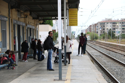 Passatgers a l'estació de Cambrils esperant el tren, després que s'hagi restablert el servei ferroviari entre Cambrils i Vandellòs.