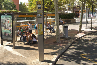 Imatge d'una de les parades de bus a la plaça de les Oques.