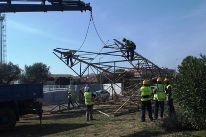 Operaris d'Endesa desmuntant una de les torres de la línia elèctrica del Vendrell i Calafell.