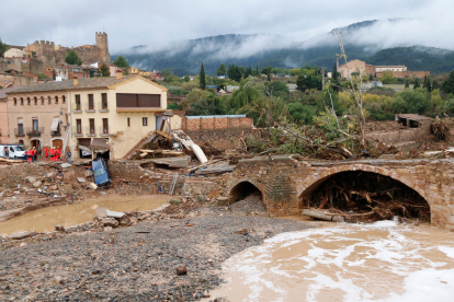 Pla general de les destrosses pel temporal a Montblanc, on es va desbordar el riu Francolí al seu pas pel Pont Vell, i d'efectius treballant en immobles afectats. Imatge del 23 d'octubre del 2019