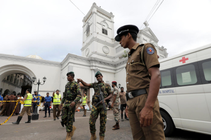 Militars davant d'una de les esglésies de Colombo on s'ha produït una explosió.