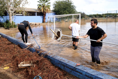 Pla general del camp de futbol de la casa de colònies la Marinada inundat.
