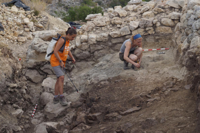 Arqueólogos durante las excavaciones que se llevan a cabo en el yacimiento de Alcanar.