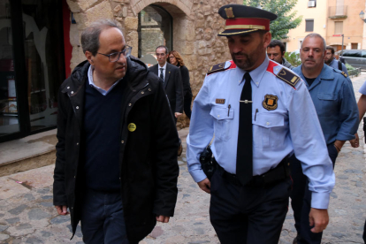 Pla mitjà del president Torra a la seva arribada a Montblanc per reunir-se amb els alcaldes. Imatge del 23 d'octubre de 2019