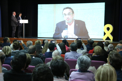 El cabeza de lista de JxCat por Tarragona, Josep Rull, en videoconferencia desde Soto del Real en el acto en Reus.