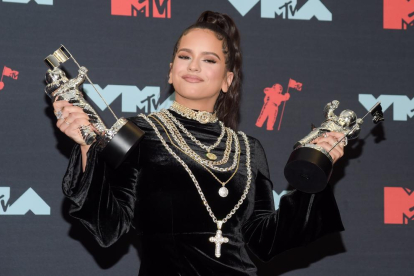 Rosalía sosteniendo las estatuillas de los dos premios MTV que ha obtenido.