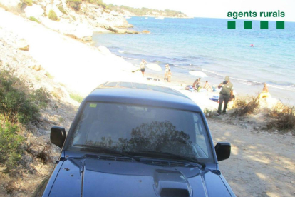 Imatge del tot terreny estacionat en una zona de platja no autoritzada al Perelló.