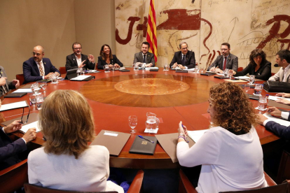Plano abierto de la mesa|tabla del Consejo Ejecutivo del 27 de agosto del 2019 con el presidente Torra y los consellers.