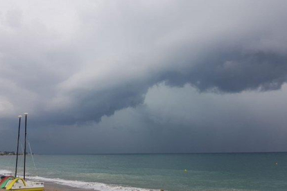 Imagen de la tormenta a su paso por Miami Platja.