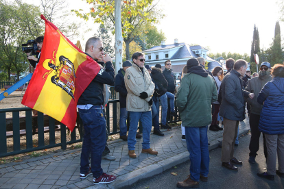 Concentrats a favor de Franco a prop del cementiri de Mingorrubio amb una bandera preconstitucional,