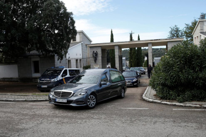 El seguici fúnebre abandona el cementiri d'El Pardo-Mingorrubio.