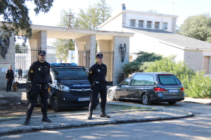 Pla general del cotxe fúnebre que transporta Francisco Franco entrant al cementiri de Mingorrubio.