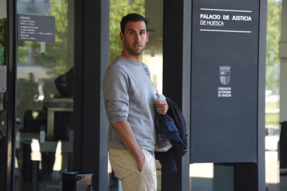 El jugador del Deportivo Íñigo López després de ser posat en llibertat amb càrrecs