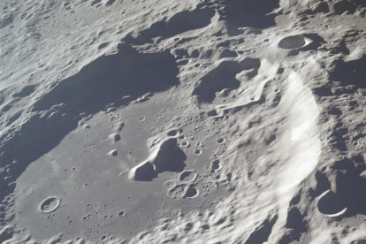 Imatge de la conca d'Aitken realitzada des de la missió Apolo 17.