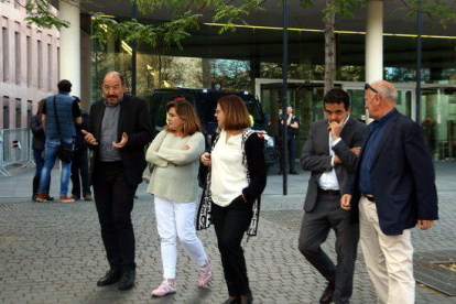 Imatge d'arxiu de Vicent Sanchis, Núria Llorach i Martí Patxot, amb companys de la CCCMA, sortint de declarar per l'1-O a la Ciutat de la Justícia.