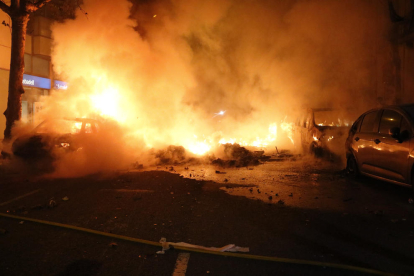 Varios coches quemando en los disturbios posteriores a una manifestación contra la sentencia del 1-O.