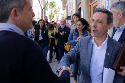 L'alcalde de Móra la Nova, Francesc Moliner, saludant l'alcalde de l'Ametlla de Mar i membre de l'executiva de l'AMI, Jordi Gaseni, a la sortida del jutjat de Falset.