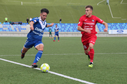 Un moment del partit Badalona-Olot de la passada jornada, que va acabar amb empat i sense gols.