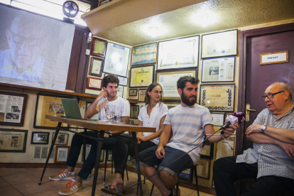 Aymerich, Pallejà y Barón observan a Boada durante la presentación del documental en el bar.