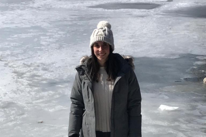Anna Daniel, damunt el gel que cobreix el llac Michigan.