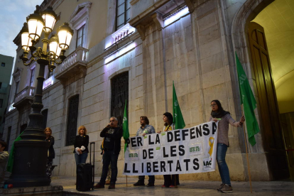 Imatge dels representants de la plataforma llegint el manifest ahir a la plaça de la Font durant la concentració
